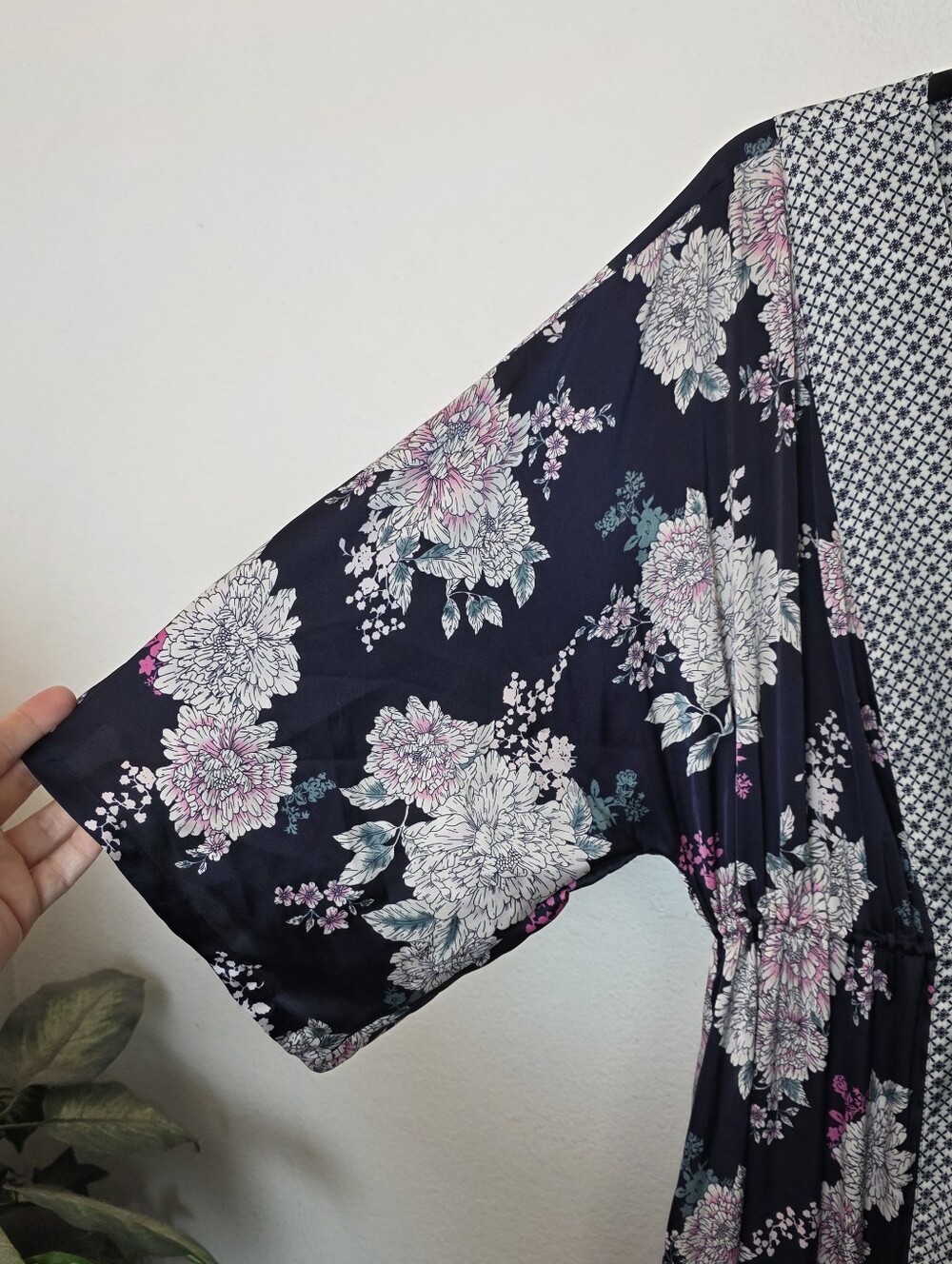 SOMA Cool Nights Long Robe In Foraged Floral Grand Blue Pockets Satin Size S/M - Picture 5 of 11
